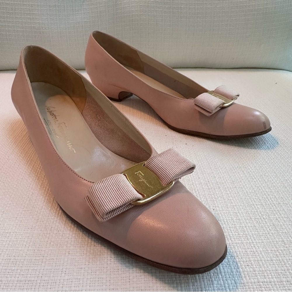 Salvatore Ferragamo Dusty Pink Heels with Iconic Bow Sz 8
